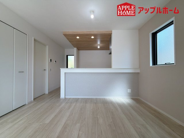 さいたま市北区日進町1期の居間・リビング|広々リビング×対面キッチンで家族の会話も弾みます♪家族団らんの秘訣は間取りにあり☆夢のマイホームを一緒に叶えましょう！