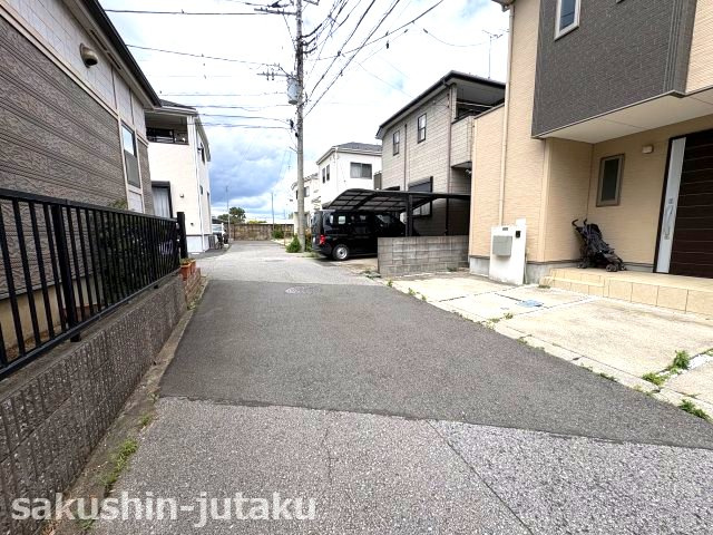 大和田新田　中古戸建の前面道路含む現地写真|西側４ｍ私道（位置指定道路）面
