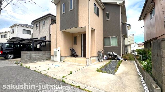 大和田新田　中古戸建の駐車場|カースペース２台（車種によります。）