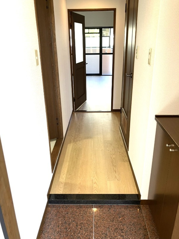 ハイネス岡本の玄関