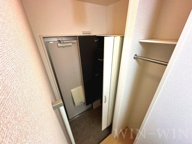 アゼリア A棟の玄関