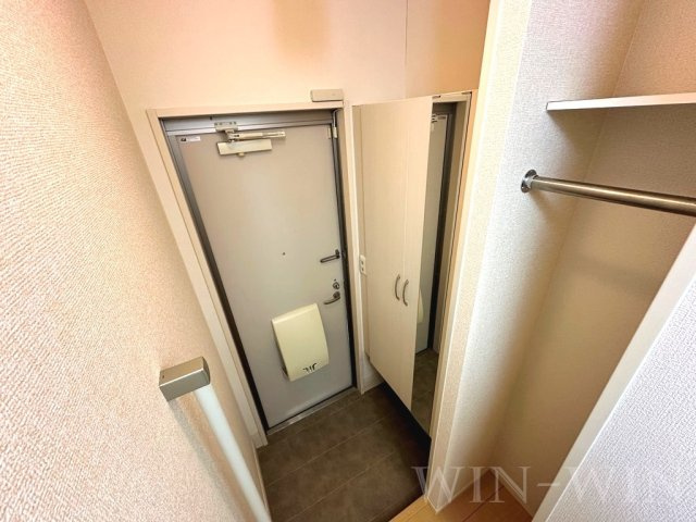 アゼリア A棟の玄関