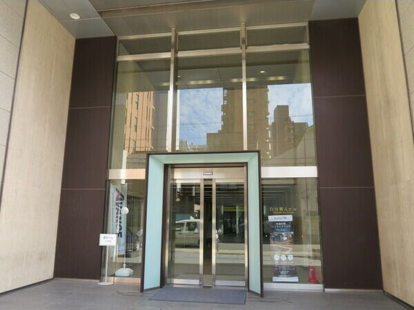 白川第8中駒ビルのエントランス