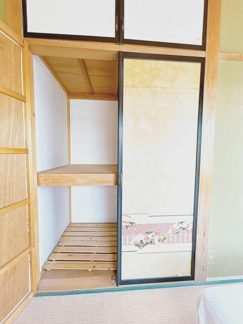 富士宮市万野原新田の中古一戸建|【２階６帖和室】収納 