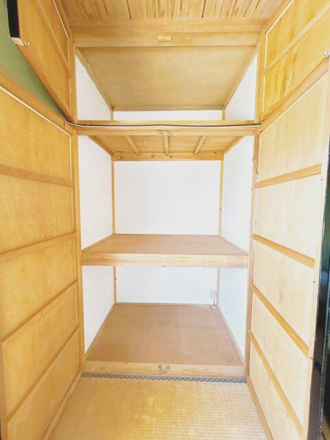 富士宮市万野原新田の中古一戸建|【２階和室６帖】収納 