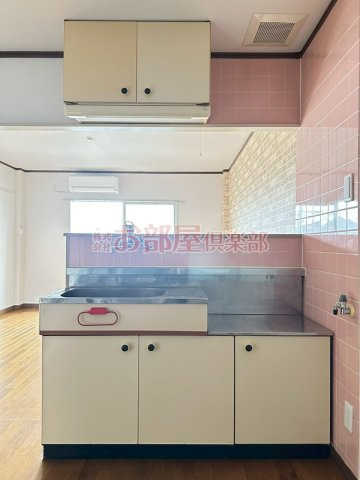 プランドゥ合川Ⅱのキッチン|窓や収納豊富なキッチンになります。