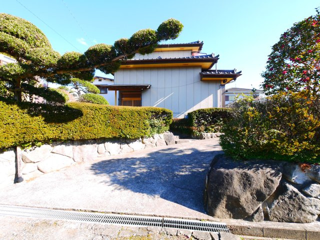 茂原市八幡原　中古戸建の前面道路含む現地写真|敷地約202坪付属建物倉庫付き日本庭園 都市ガス 閑静な立地ユニットバス・システムキッチン駐車4台可