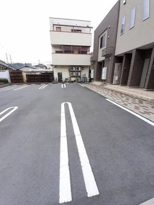 【駐車場】 | パークサイド・フジ | 駐車場があるので、車を買う予定の方も安心です