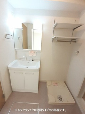 【洗面所】 | 港町３丁目アパート | 明るい洗面所です