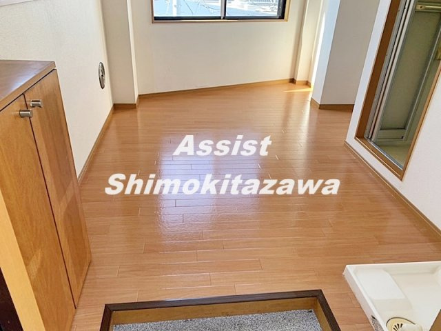 世田谷代田駅前ビルの玄関