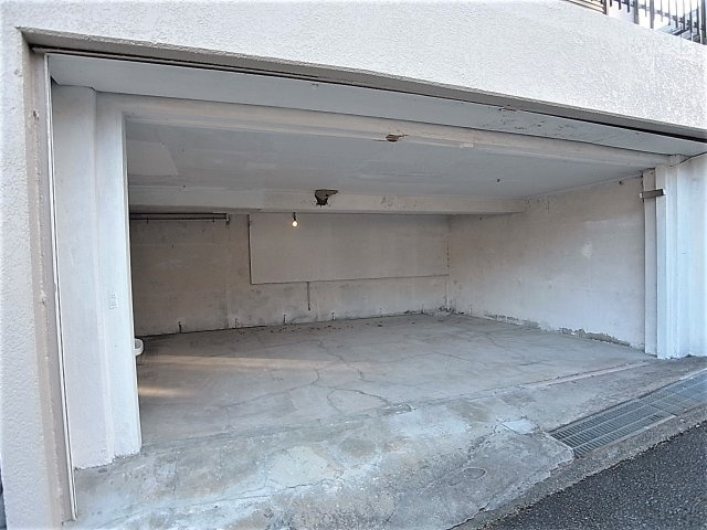 西大池1丁目貸家の駐車場|ハイルーフ車もＯＫのゆとりの駐車スペース