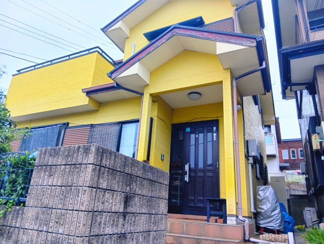 売中古戸建　富士宮市小泉の外観|角地なので風通しが良く解放感があります。南側が道路に接しているので陽当たり良好です。