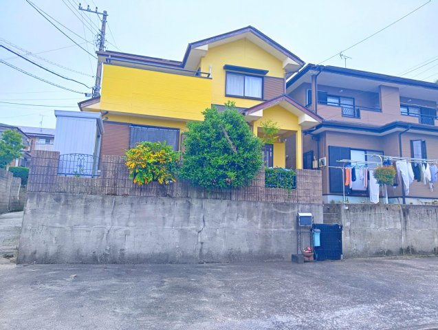 売中古戸建　富士宮市小泉の外観|お車は並列で4台駐車可能です。ご家族のお車もゆとりをもって駐車可能です。