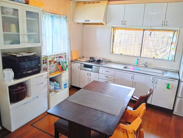 売中古戸建　富士宮市小泉のキッチン|隣にリビングがあるので家族で会話を楽しみながらお料理が出来ます。自然と家族の会話も増えますね。