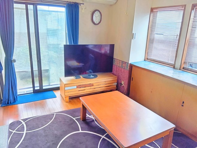 売中古戸建　富士宮市小泉の居間・リビング|大きい窓から入るたっぷりの日差しが嬉しいですね。家族が自然に集まるような広さのリビングです。