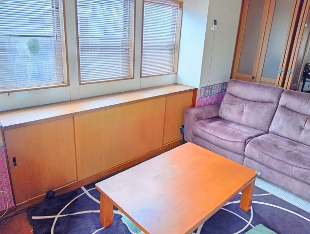 売中古戸建　富士宮市小泉の居間・リビング|窓が多く心地の良い空間となっています。リビングが広々としているので、ご家族でゆっくりくつろげますね。