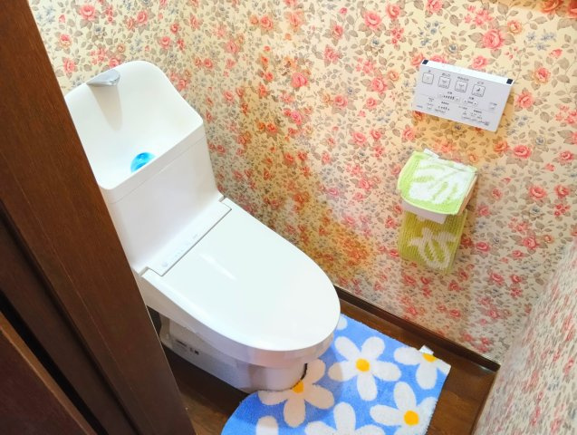 売中古戸建　富士宮市小泉のトイレ|トイレには窓があり明るい室内です。お花柄の壁紙がかわいらしい印象のトイレです。