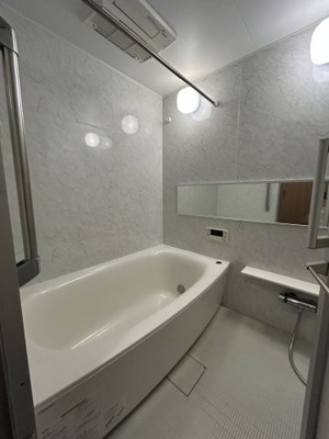 【浴室】 | ヴェルディ広本町 | 除菌機能付浴室換気暖房乾燥機　滑りにくくお手入れのし易いフラッグストーンフロア　弓型浴槽＆ポップアップ排水栓　保温浴槽