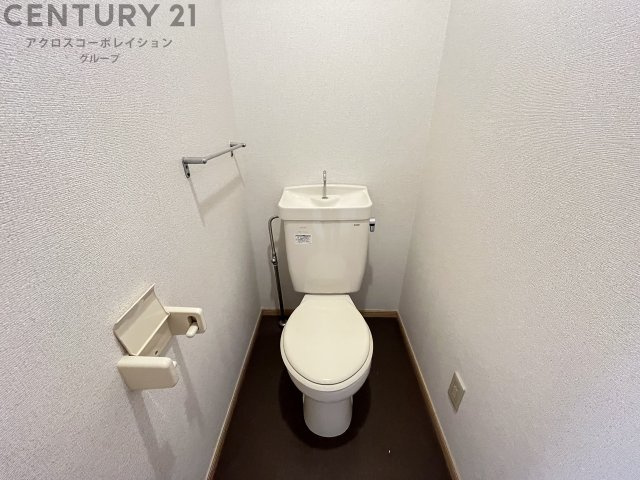 シンプルで掃除のしやすいトイレです♪