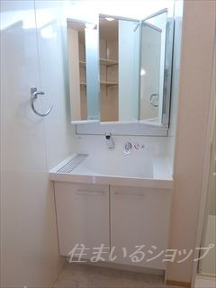 コーポラスヤナセⅢ　Ｂ棟の洗面所|三面鏡付きシャンプードレッサー