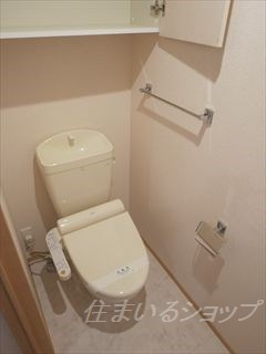 コーポラスヤナセⅢ　Ｂ棟のトイレ|シャワートイレ・収納棚あり
