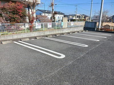 【駐車場】 | プラティ－クⅡ | 駐車場があるので、車を買う予定の方も安心です
