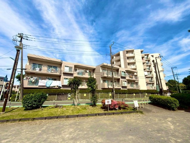ロイヤルヒルズ上大岡の外観|落ち着いた街並みに調和する、品格ある佇まい。