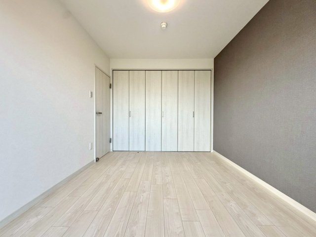 ロイヤルヒルズ上大岡の洋室|落ち着いた色調の内装が心地よい洋室。プライベート空間としてゆったりとした時間をお過ごしいただけます。
