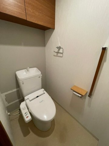 ライオンズ日吉町レジデンス【10,000円キャッシュバック対象物件】のトイレ|落ち着いた色調のトイレです