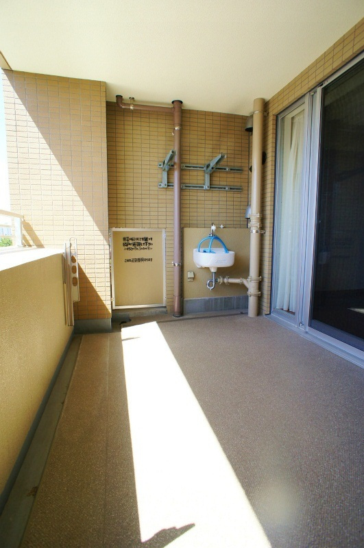 ライオンズ日吉町レジデンス【10,000円キャッシュバック対象物件】のバルコニー|暖かな日差しのふりそそぐバルコニー