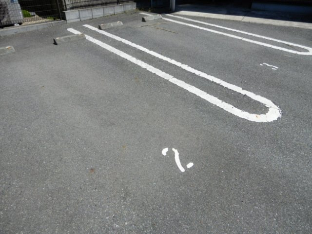クレセントの駐車場
