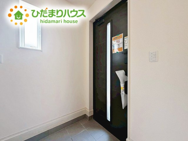 いわき市久ノ浜町第4　新築戸建　1号棟の玄関|小窓が付いているドアなので明るいスペースになっています♪