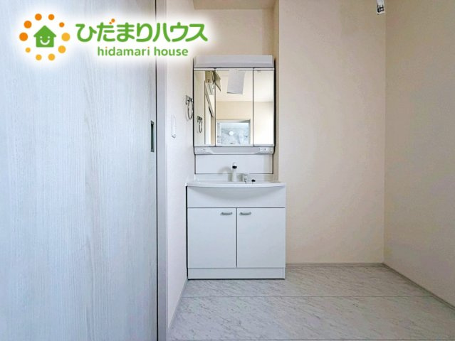 いわき市久ノ浜町第4　新築戸建　1号棟の独立洗面台|ゆったりとした洗面所には物入れを完備！タオルや洗剤をしまえます(^^)/