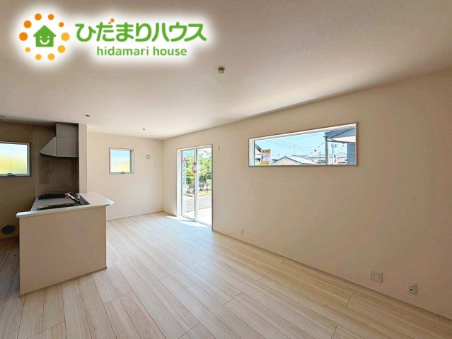 いわき市久ノ浜町第4　新築戸建　1号棟の居間・リビング|南側にお庭があり、明るく開放感のあるリビング。
昼間は、電気いらずでエコ+節約にもなります。