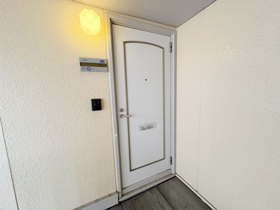 熊本市中央区坪井１丁目のアパートの玄関