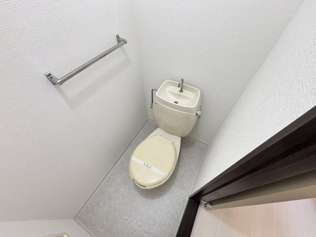 収納豊富なトイレ★