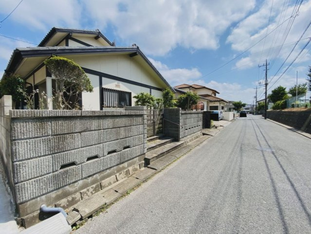 酒々井町中央台１丁目　中古戸建の前面道路含む現地写真
