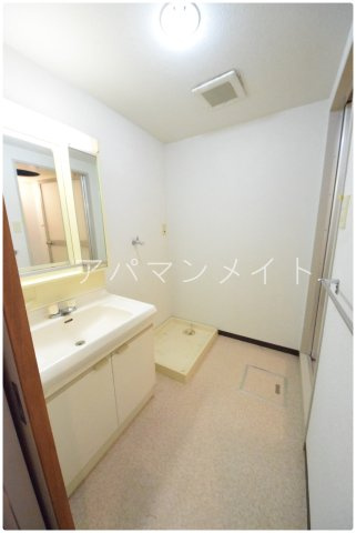 【設備】 | メゾンデフォンティヌ | 室内洗濯機置場です