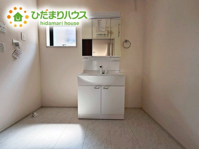 いわき市久之浜町第4　新築戸建　2号棟の独立洗面台|ゆったりとした洗面所には物入れを完備！タオルや洗剤をしまえます(^^)/