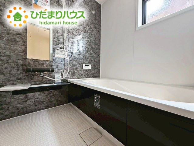 いわき市久之浜町第4　新築戸建　2号棟の浴室|"何歳まで一緒に入ってくれるだろうか・・・。
広いお風呂は、お子様と一緒に入るバスタイムがより楽しくなります。"