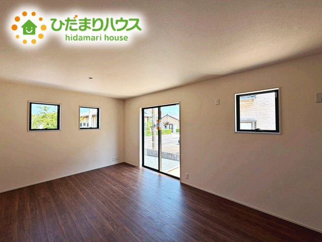 いわき市久之浜町第4　新築戸建　2号棟の居間・リビング|リビング・ダイニングは嬉しい二面採光・窓辺からの日差しがあたたかなリビングを演出します( *´艸｀)