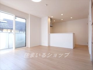 サニーコートMの居間・リビング|人気の対面キッチン