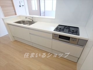 サニーコートMのキッチン|３口ガスコンロ・グリル付きシステムキッチン