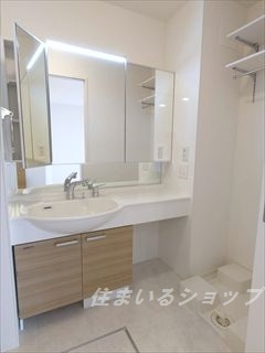サニーコートMの洗面所|三面鏡付き大型シャンプードレッサー