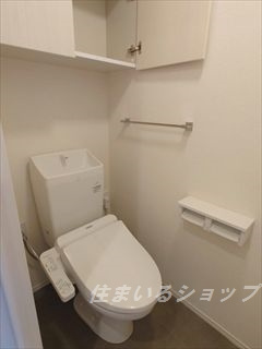 サニーコートMのトイレ|シャワートイレ・収納棚あり
