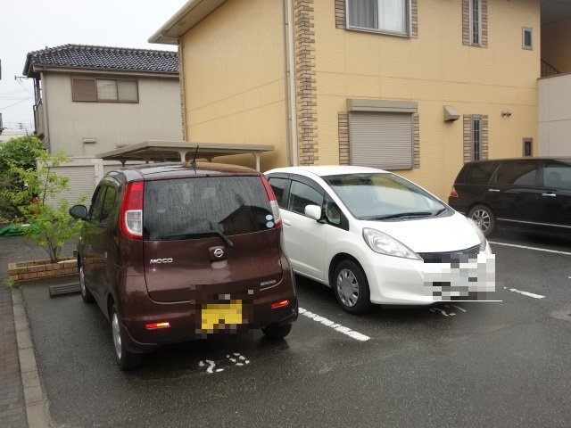 メゾンクレールA棟の駐車場