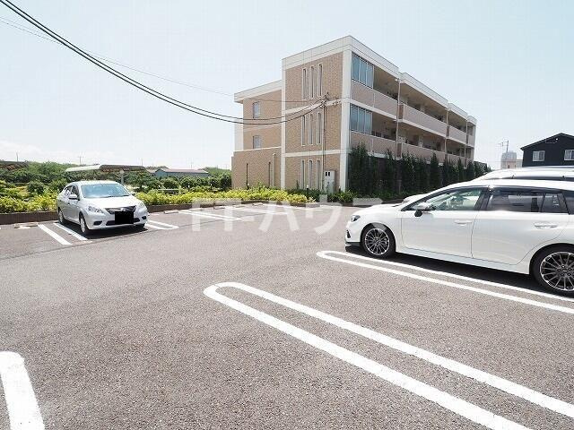 フローラム　レーンの駐車場