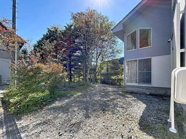 中軽井沢南 売り戸建の居間・リビング|和室も繋がっていてゆった～り