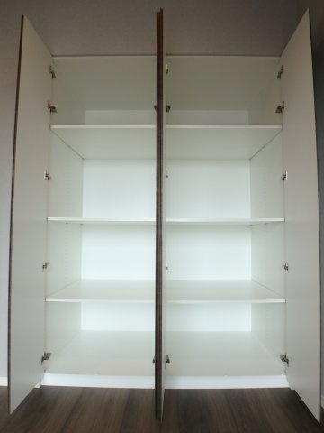 クレアホームズ上之園社の邸の収納|リビング収納/奥行きのある可動棚式大容量収納を設備