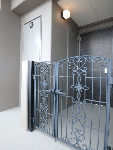 クレアホームズ上之園社の邸の玄関|専用ポーチ/プライバシー性を高めた門扉付専用ポーチ。収納としても利用できる宅配BOXを設備。